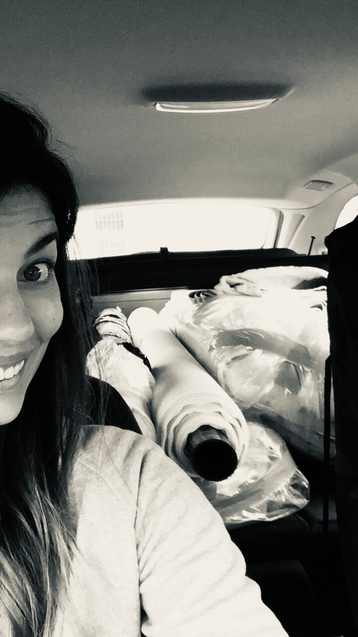 image en noir et blanc d'une des créatrices de bebel avec des rouleaux de tissu pour sac à langer Image