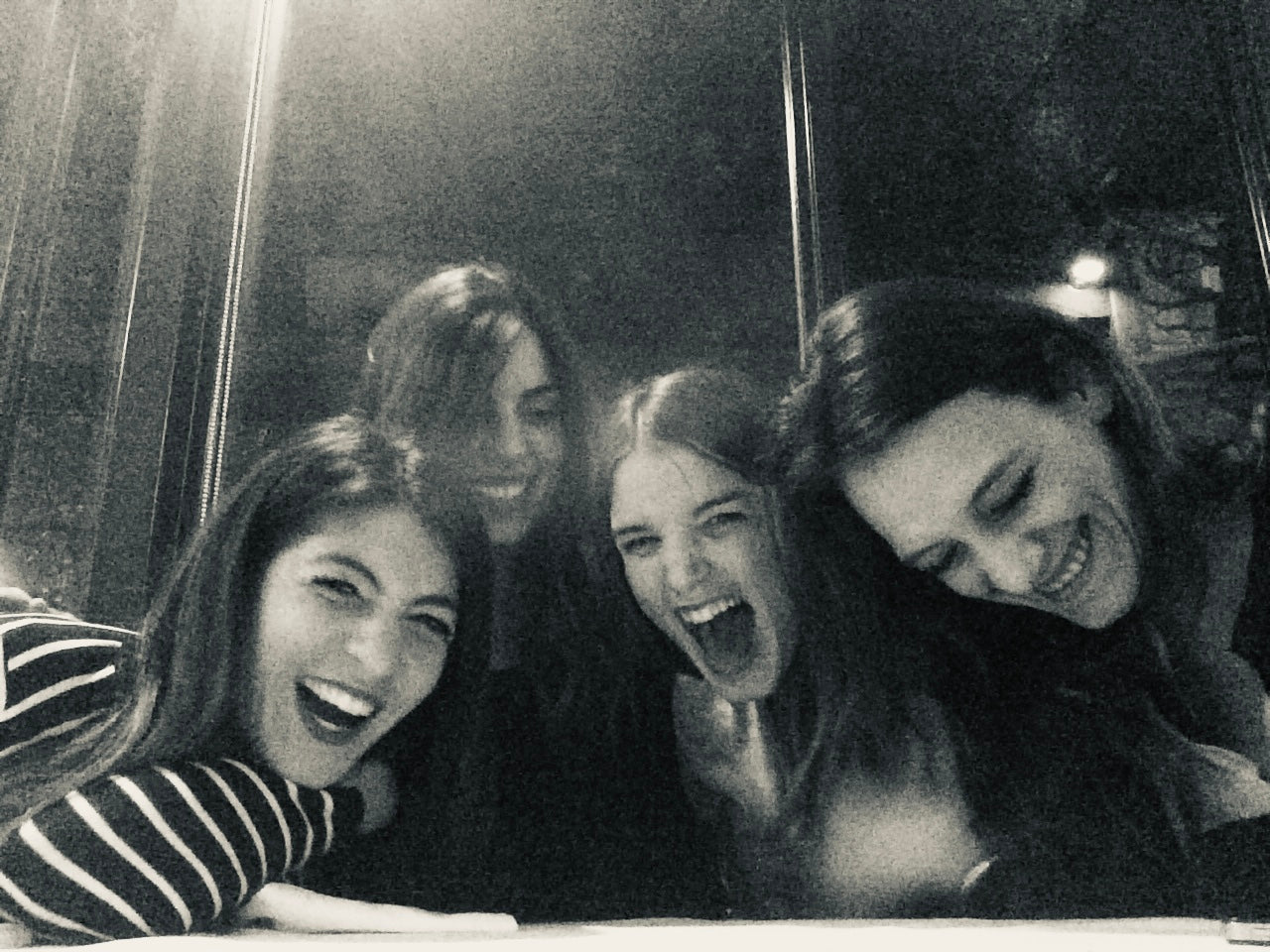 image en noir et blanc des créatrices de bebel avec leur amie Image